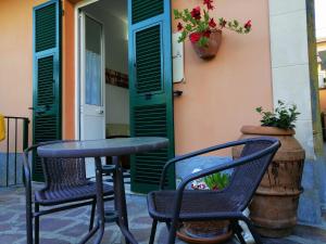 une table et des chaises devant une maison dans l'établissement Affittacamere Mariella, à Levanto