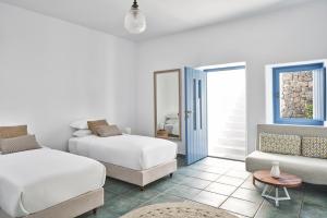 pokój hotelowy z 2 łóżkami i kanapą w obiekcie Villa Rodakes w mieście Vourvoúlos +36 zdjęć