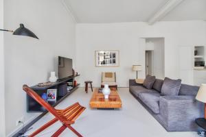 Гостиная зона в Modern Apt 3BDR/3BATH - Louvre Museum/Tuileries