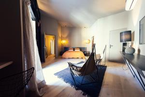 - une chambre avec un lit et un hamac dans l'établissement El pati, à Thuir