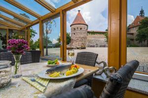 einen Tisch mit einem Teller Essen und ein Schloss in der Unterkunft Gasthof Zur Burg in Hohenberg an der Eger