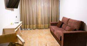 sala de estar con sofá y mesa en Apartamentos Turisticos Flamero en Matalascañas