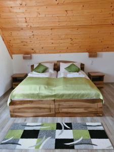 Posteľ alebo postele v izbe v ubytovaní Rustic Inn River 2