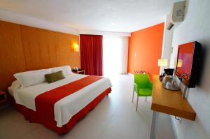 a hotel room with a bed and a television at Adhara Express in Cancún