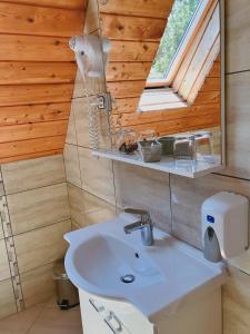 een badkamer met een wastafel en een raam bij Rustic Inn River 2 in Plitvička Jezera