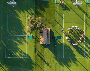 Tenis a/nebo squash v ubytování Mobile Homes Lopari nebo okolí