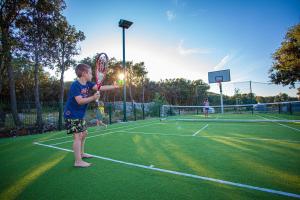 Tenis a/nebo squash v ubytování Mobile Homes Lopari nebo okolí