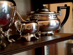 a tea pot and a tea kettle on a table at Innisfree House in Dundalk