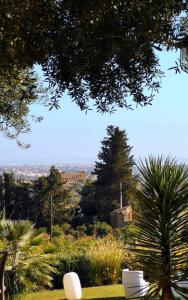 un jardin avec vue sur les ruines d'un bâtiment dans l'établissement Villa La Lumia B&B Suites & Apartments, à Agrigente