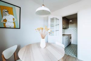 Kuchyňa alebo kuchynka v ubytovaní Gdynia Square Apartment