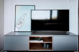 Televízia a/alebo spoločenská miestnosť v ubytovaní Gdynia Square Apartment