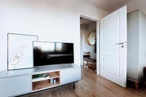 Televízia a/alebo spoločenská miestnosť v ubytovaní Gdynia Square Apartment