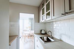 Kuchyňa alebo kuchynka v ubytovaní Gdynia Square Apartment