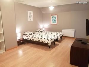 um quarto com uma cama com almofadas em Le gîte du bois sebille em Verdelot