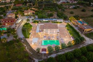 una vista aérea de una casa con piscina en Tramonto Ibleo Resort, en Avola