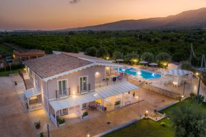 Bazén v ubytování Tramonto Ibleo Resort nebo v jeho okolí