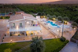 Bazén v ubytování Tramonto Ibleo Resort nebo v jeho okolí