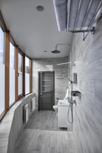 een badkamer met een wastafel, een toilet en een douche bij JULY Hotel in Stavropol
