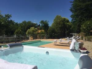 uma piscina com mesa e cadeiras em Villa Pongina with private pool em Montevarchi