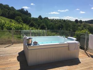 uma banheira de hidromassagem num deque com vista em Villa Pongina with private pool em Montevarchi