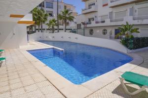 - une piscine dans l'arrière-cour d'une maison dans l'établissement Oura Lancemar by Sunny Deluxe, à Albufeira