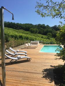 una fila di sedie a sdraio accanto alla piscina di Villa Pongina with private pool a Montevarchi