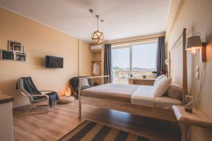 una stanza d'albergo con un letto e una finestra di Acropolis View - Living Stone Sapphire Apartment ad Atene