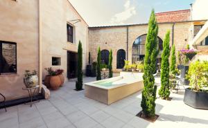 a courtyard with a bath tub in a building at El pati in Thuir