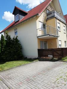 a house with a red roof and a brick driveway at Ferienwohnung Weimar - Ulla in Weimar