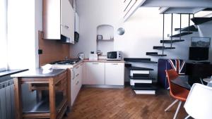 une cuisine avec un escalier, une table et des chaises dans l'établissement Italianway - Marsala 11, à Rapallo