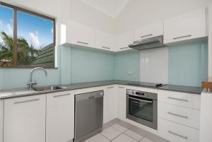 A kitchen or kitchenette at 6/34 Lawson Street - Balcony on Lawson