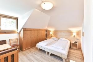 ein Schlafzimmer mit einem Bett im Dachgeschoss in der Unterkunft Hotel Gasthof Stern in Deutschnofen