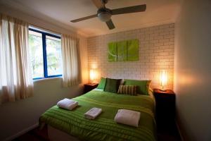 A bed or beds in a room at Byron Bay Accom Unit 3 41 Childe Street - Belongil Beach Apartment