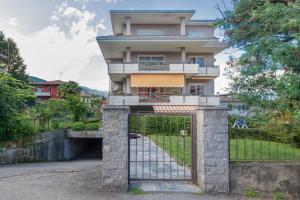 a building with a gate in front of it at Casa da Suite Duchessa in Stresa