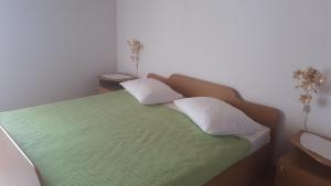 Posteľ alebo postele v izbe v ubytovaní Apartmani Slavka