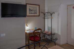 TV a/nebo společenská místnost v ubytování Città Di Castello Rooms