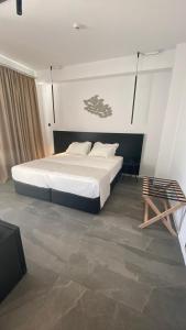 Postel nebo postele na pokoji v ubytování Abacus Suites