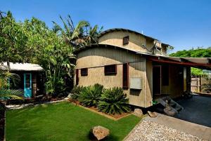 a small house with a yard in front of it at Byron Bay Accom 2B Manfred St - The Wave House in Byron Bay