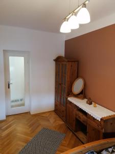uma casa de banho com um lavatório, um espelho e uma porta em ALEX Apartman em Sopron