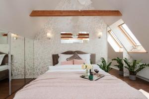 una camera da letto con un grande letto e pareti rosa di Apartamenty Profesorskie a Stettino