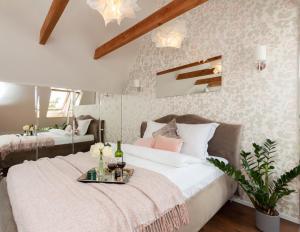 - une chambre avec un grand lit et un plateau dans l'établissement Apartamenty Profesorskie, à Szczecin