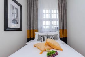 um quarto com uma cama com duas almofadas em Apartamenty Profesorskie em Szczecin