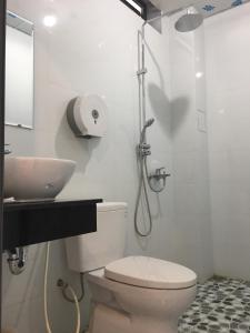 y baño con ducha, aseo y lavamanos. en Khách Sạn Today, en Xã Gia Tân