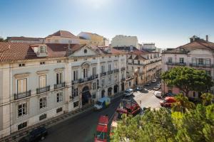 Blick auf eine Stadtstraße mit Gebäuden und Autos in der Unterkunft Bairro Alto Hotel in Lissabon