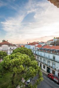 Blick auf eine Stadt mit einem Baum und Gebäuden in der Unterkunft Bairro Alto Hotel in Lissabon