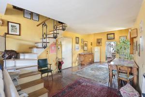 een woonkamer met een trap en een tafel bij A Postcard View in a Vintage Apartment in Florence