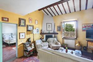 een woonkamer met een bank en een tv bij A Postcard View in a Vintage Apartment in Florence