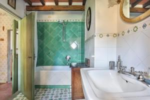 een badkamer met een bad en een wastafel bij A Postcard View in a Vintage Apartment in Florence +16 foto's