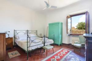 een slaapkamer met een bed, een stoel en een raam bij A Postcard View in a Vintage Apartment in Florence