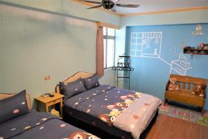 綠島鄉的住宿－燈光夏，一间卧室配有一张床和一张婴儿床
